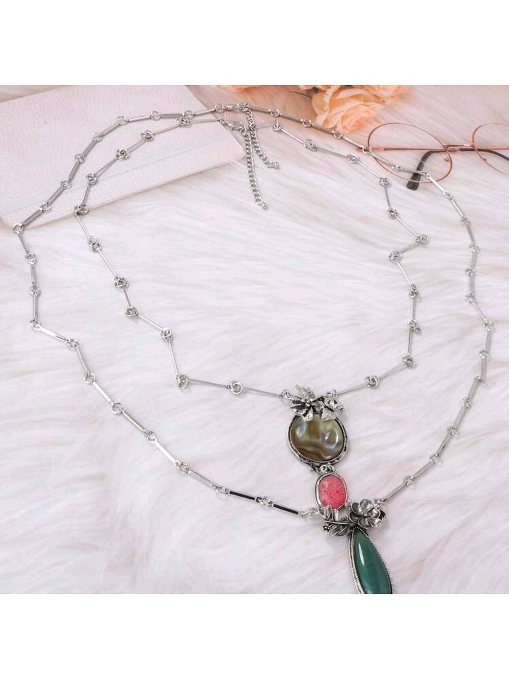 Elegant Silver and Green Pendant Necklace - Picture 3 of 5